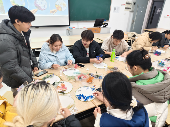 团扇摇曳，共赴春日之约——我院开展团扇DIY活动