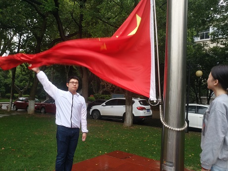 国旗下的“宪法晨读”