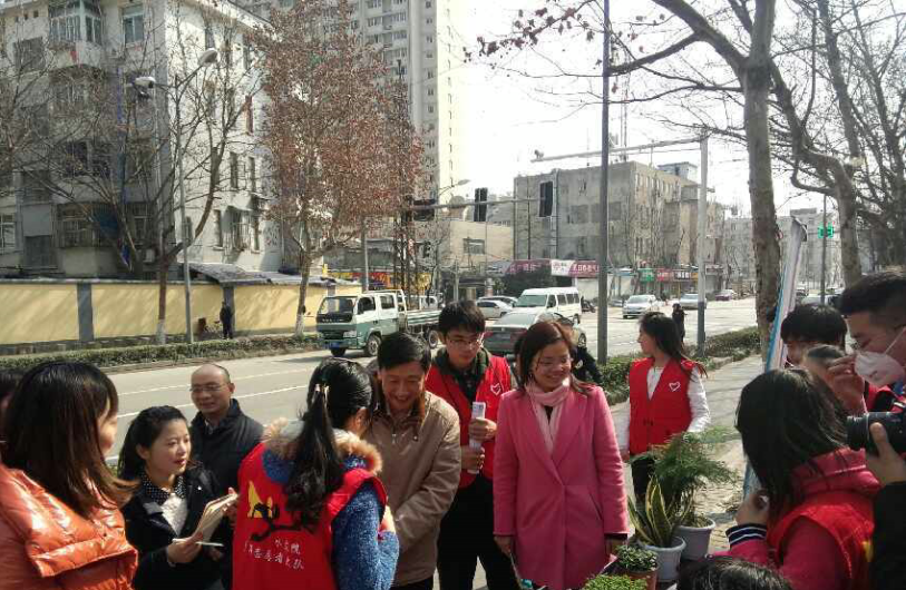 水文院青年志愿者大队组织“西康路一条街”活动