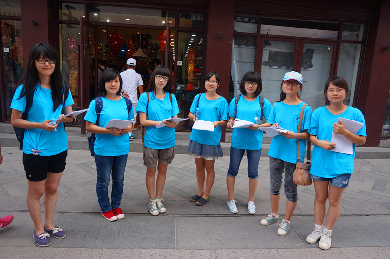 水文院赴南京市内秦淮河实践小分队进行派发调查问卷行动—— 2014...