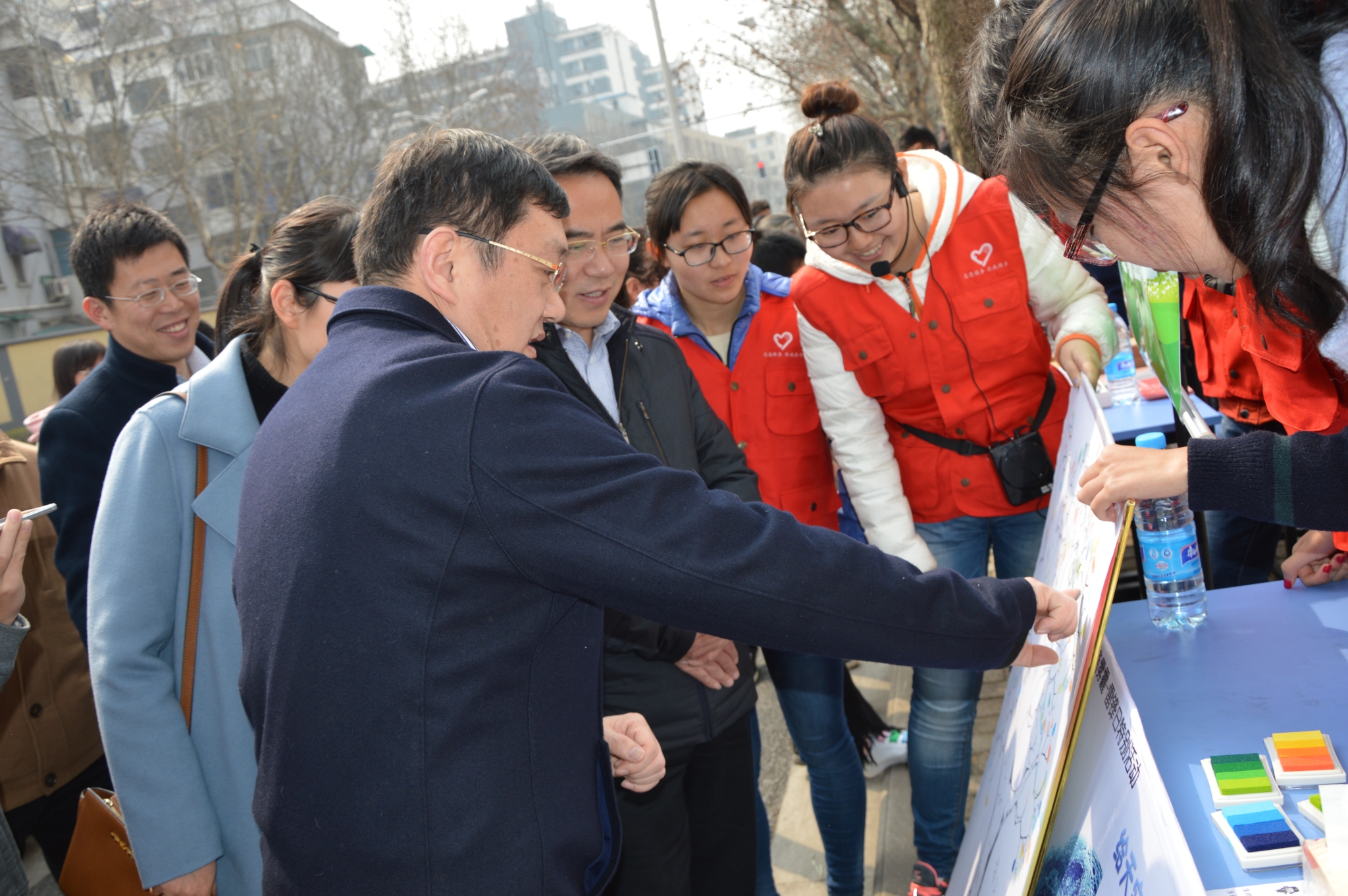 我院青年志愿者协会开展雷锋日活动
