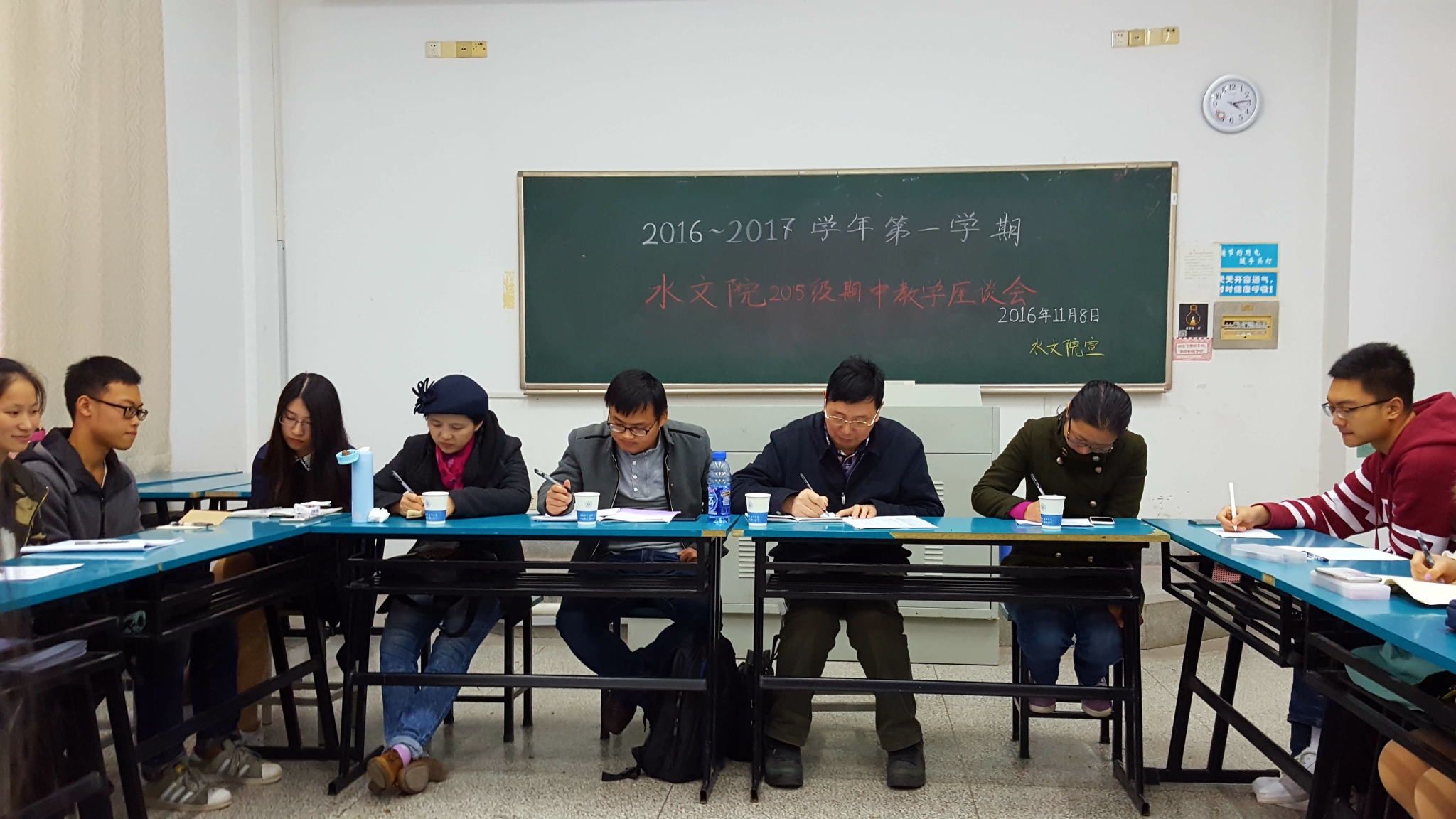 我院召开2015级2016-2017学年第一学期期中教学座谈会