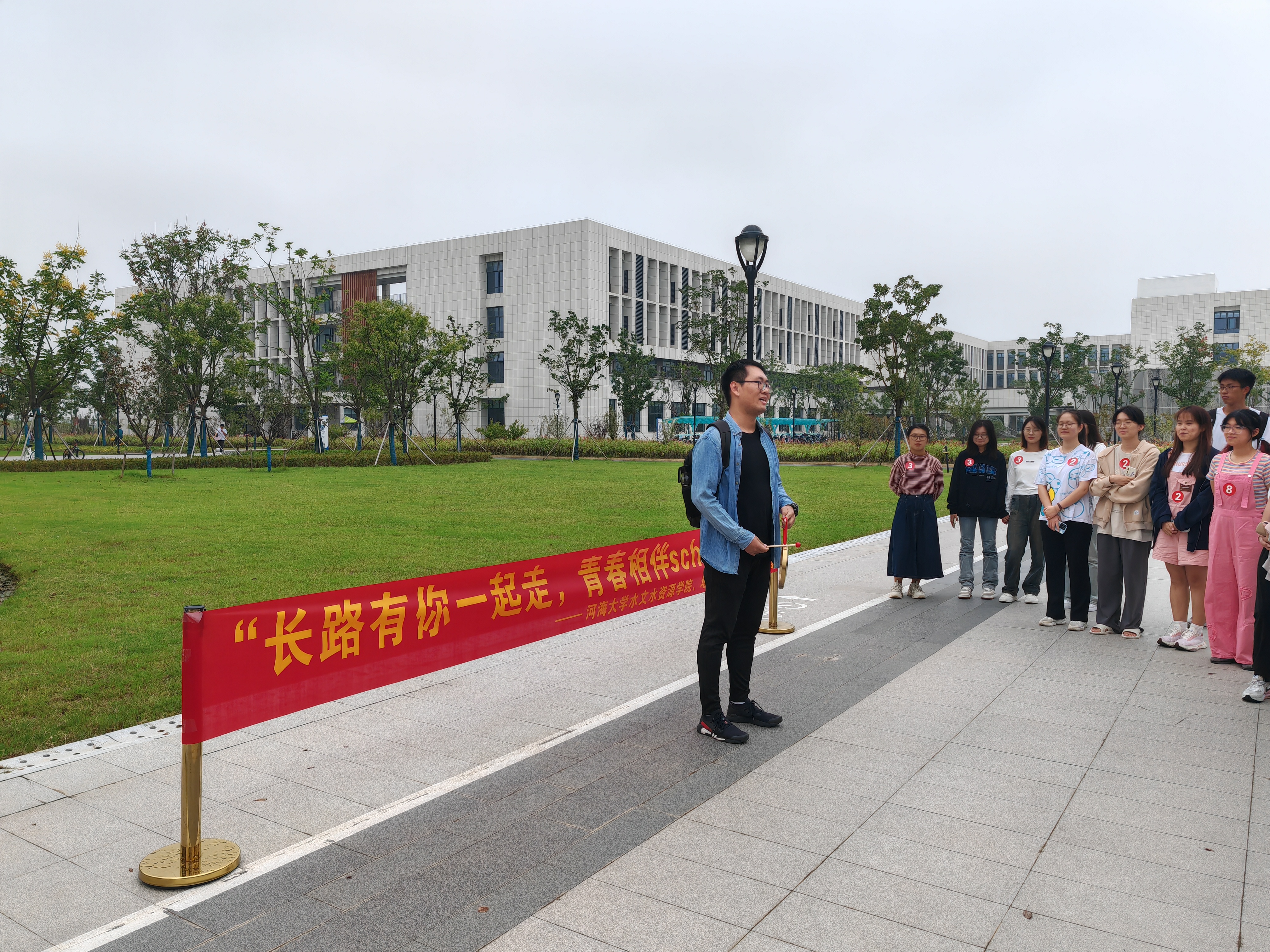 我院举办校园school walk打卡活动
