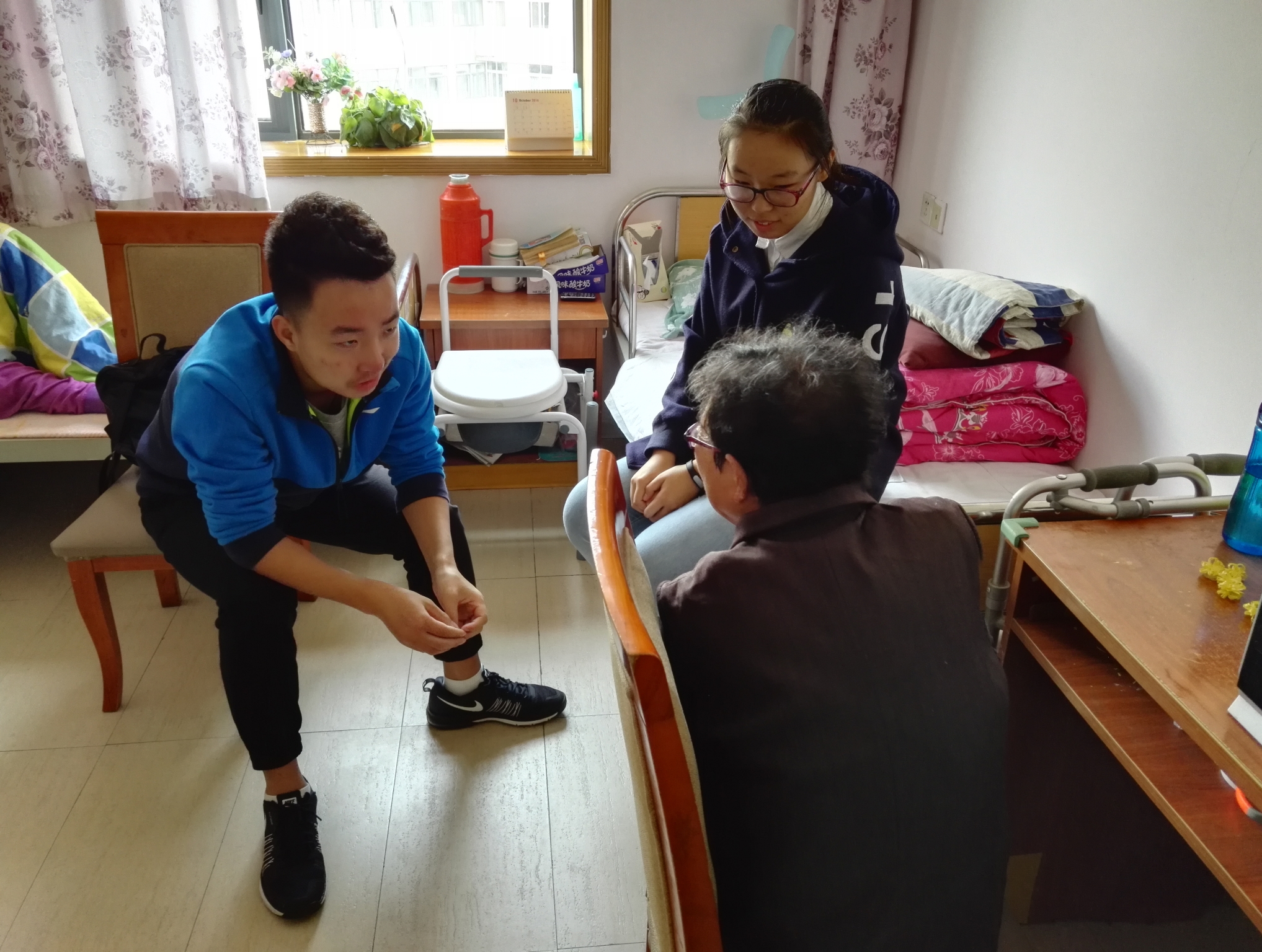 我院青年志愿者协会开展养老院志愿服务活动