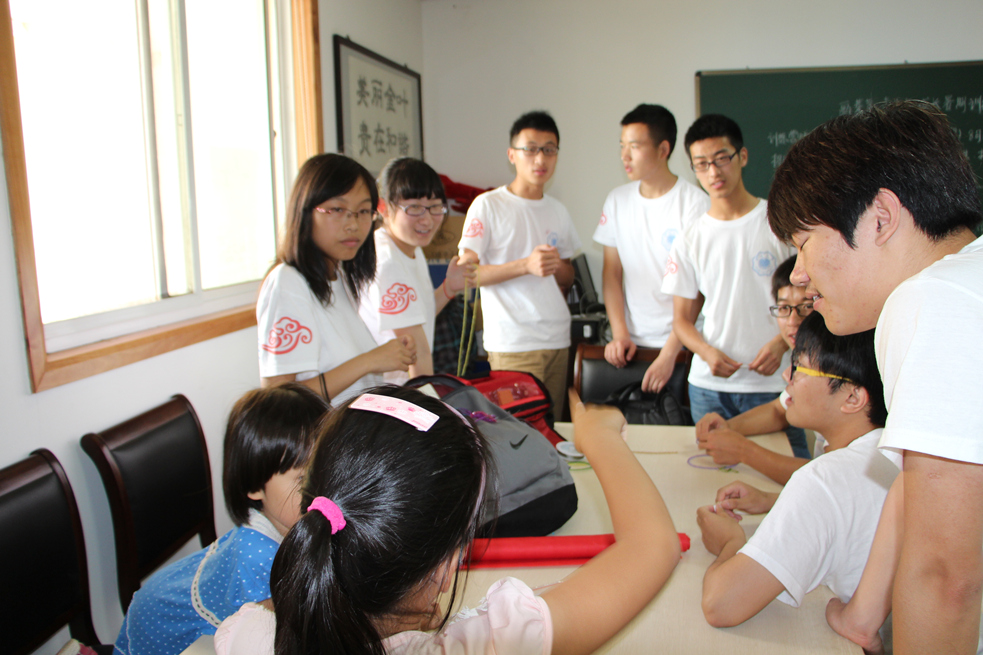 水文院大学生走进南京佑芽营推广传统手工艺—— 2014水文水资源学...