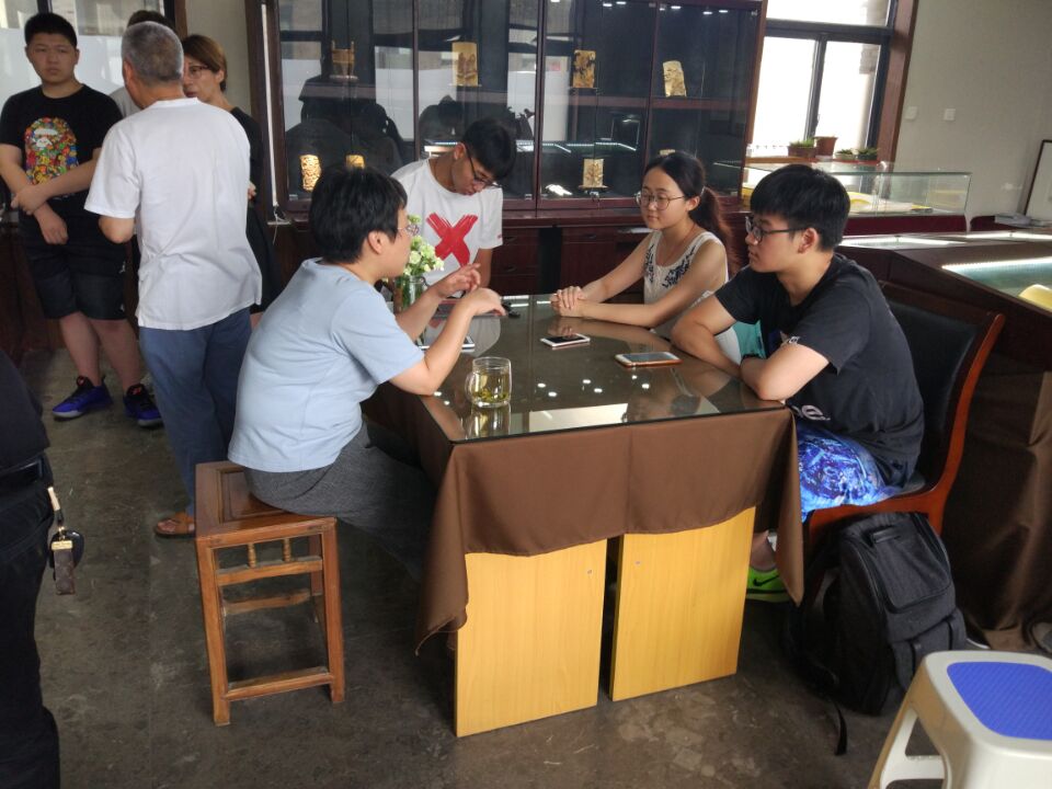 成员采访并记录乔瑜讲述的留青竹刻制作过程