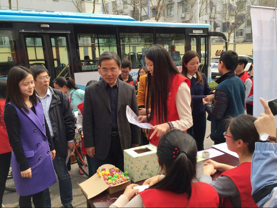 我院青协积极参与西康路雷锋日活动