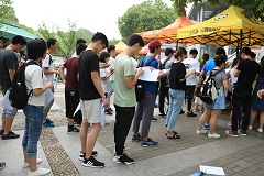 殷色血液传希望 水文学子递爱心