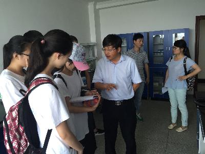 水文院赴安徽巢湖实践小分队实验室走访参观——2015水文水资源学院...