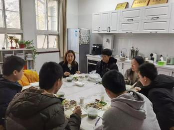 我院2017级水文一班举办师生午餐会