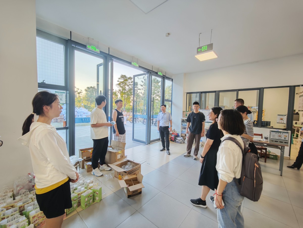 我院领导携手班导师、辅导员走访慰问搬迁学生