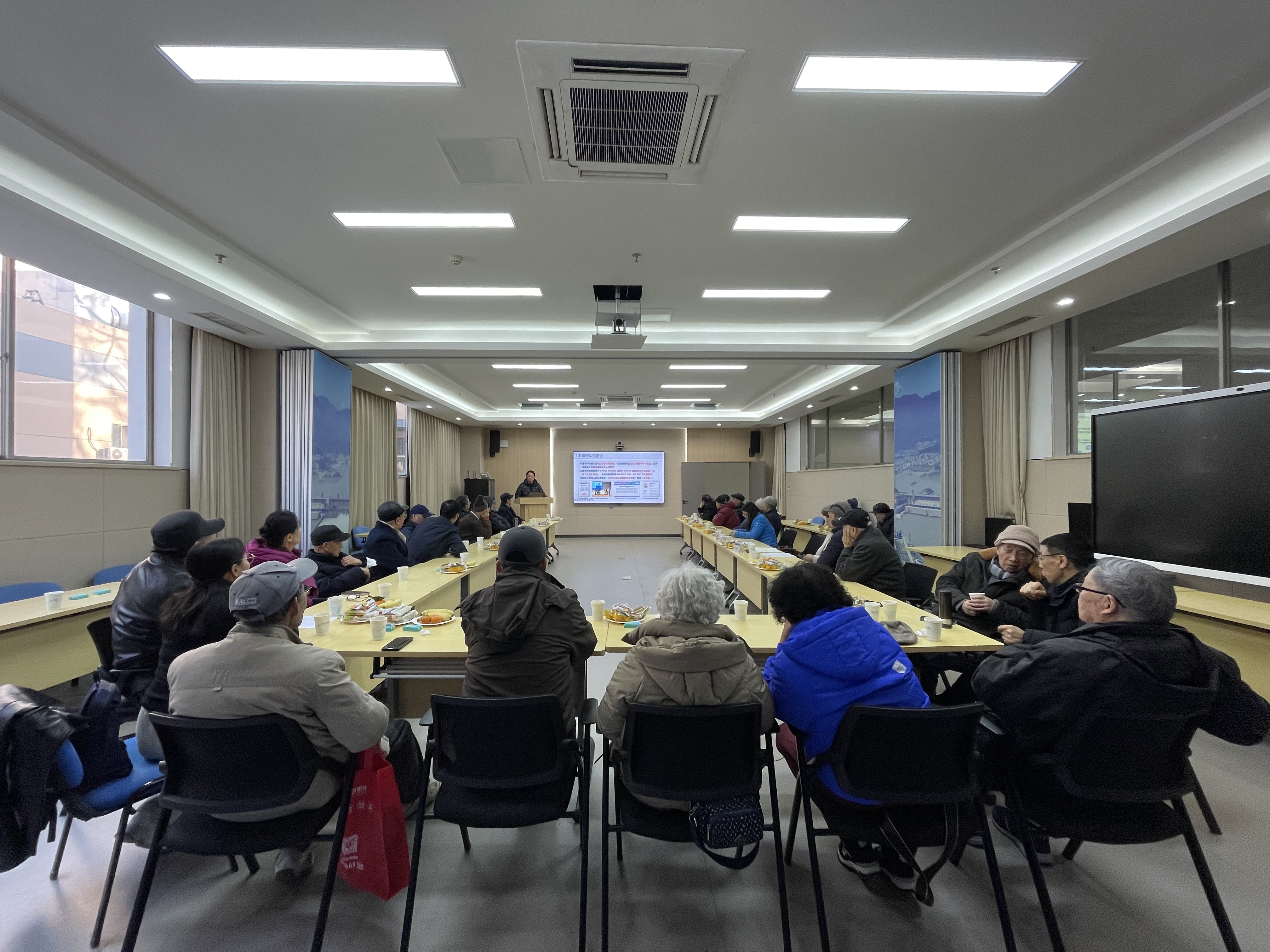 我院举办离退休教师2024新春座谈会