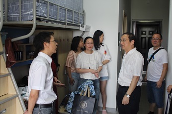 走访新生宿舍，彰显关怀之心