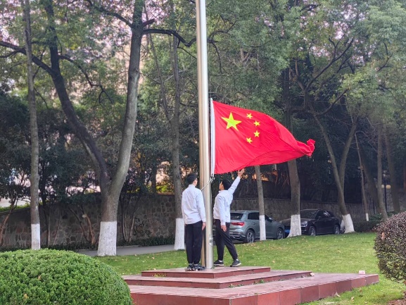 我院举行“学习党的二十大，争做水文好青年”升旗仪式
