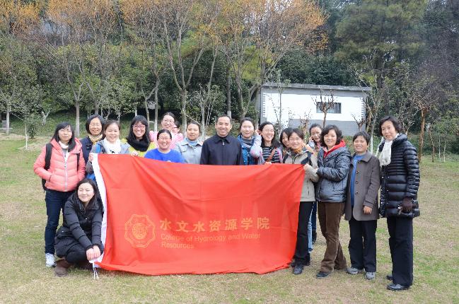 我院女教工积极参加学校庆“三.八”畅走秦淮河健身活动