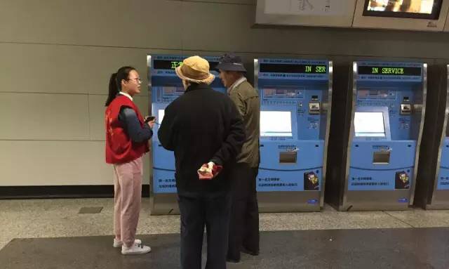 我院青年志愿者协会开展百家湖地铁站志愿活动