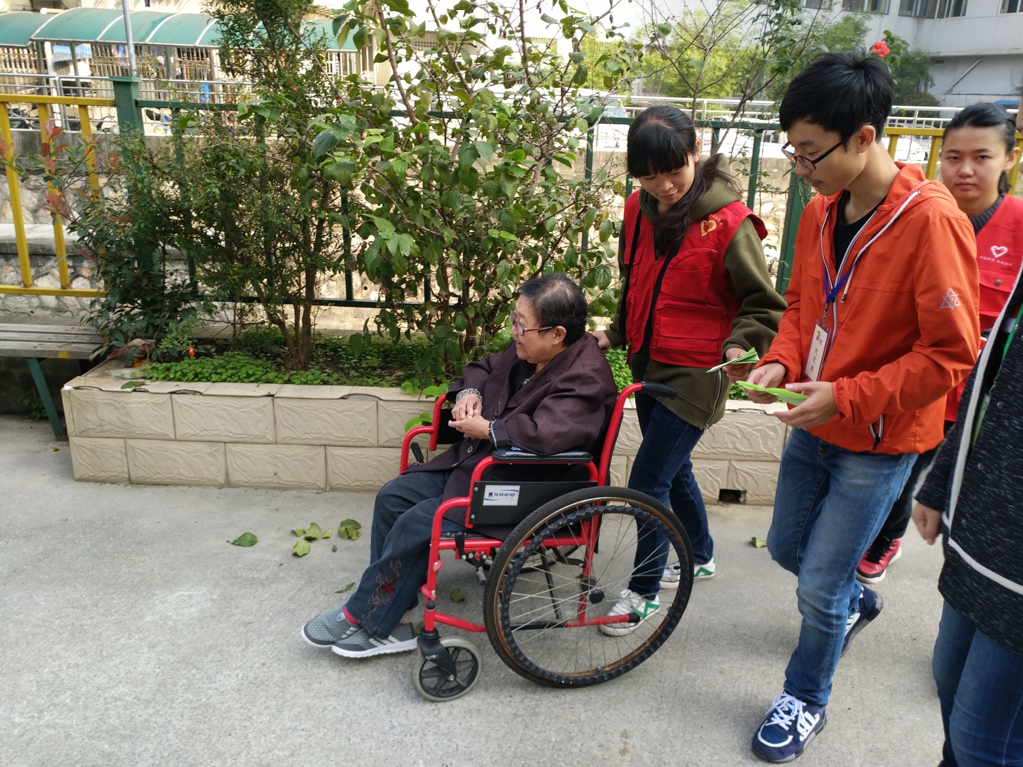 我院青年志愿者协会开展养老院志愿服务活动